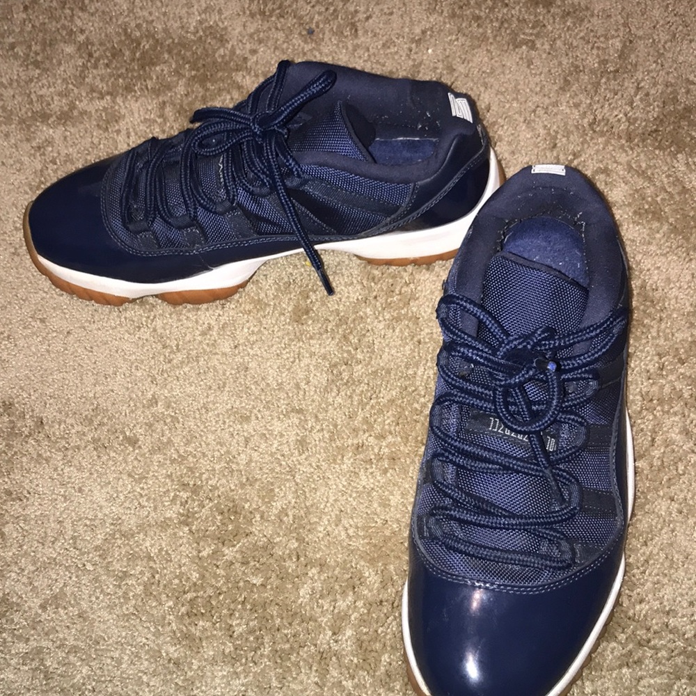 JORDAN 11s LOW (NAVY GUM)